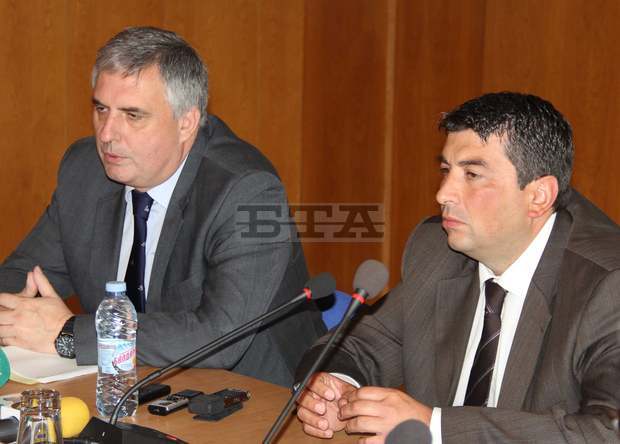 Вицепремиерът Ивайло Калфин разговаря с миньори от Мадан