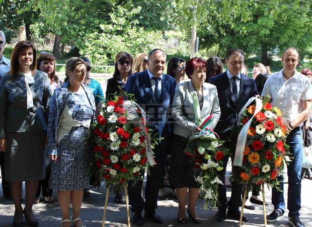 Ръководители на община Перник и региона  почетоха  паметта на Ботев 