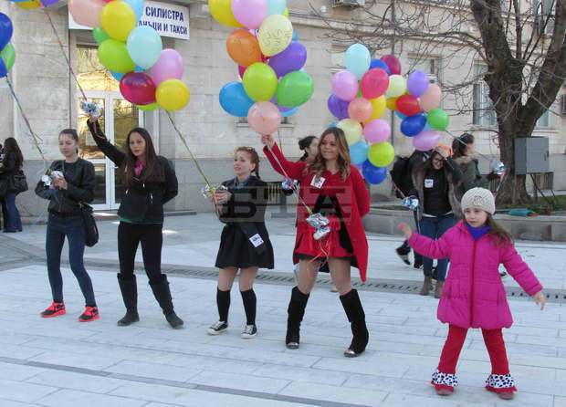 Общоградска проява на млади хора "Една по-цветна Силистра" имаше в централната част на крайдунавския град Общоградска проява на млади хора "Една по-цветна Силистра" имаше в централната част на крайдунавския град