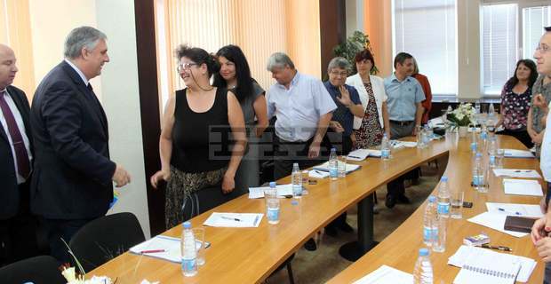 Нова програма за заетост на хората в предпенсионна възраст подготвя МТСП, съобщи Ивайло Калфин Нова програма за заетост на хората в предпенсионна възраст подготвя МТСП, съобщи Ивайло Калфин
