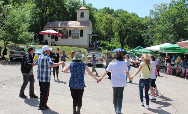 Традиционен курбан  за здраве е осветен  в Голо бърдо край Радомир