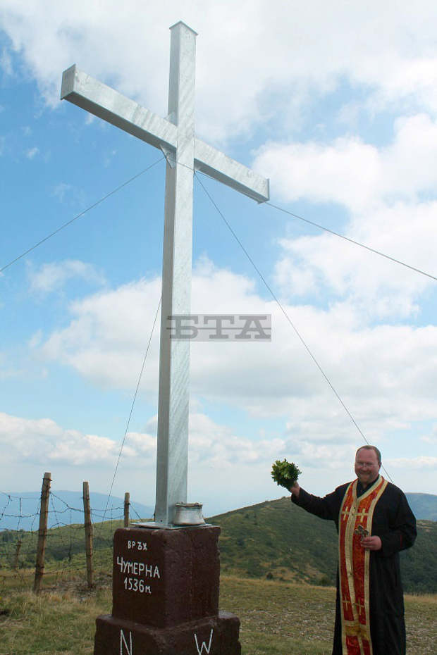 На връх Чумерна в Еленския балкан е издигнат четириметров метален кръст