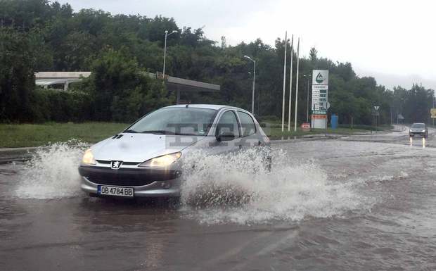 От поройния дъжд се срути част от покрив на сграда в центъра на Ловеч