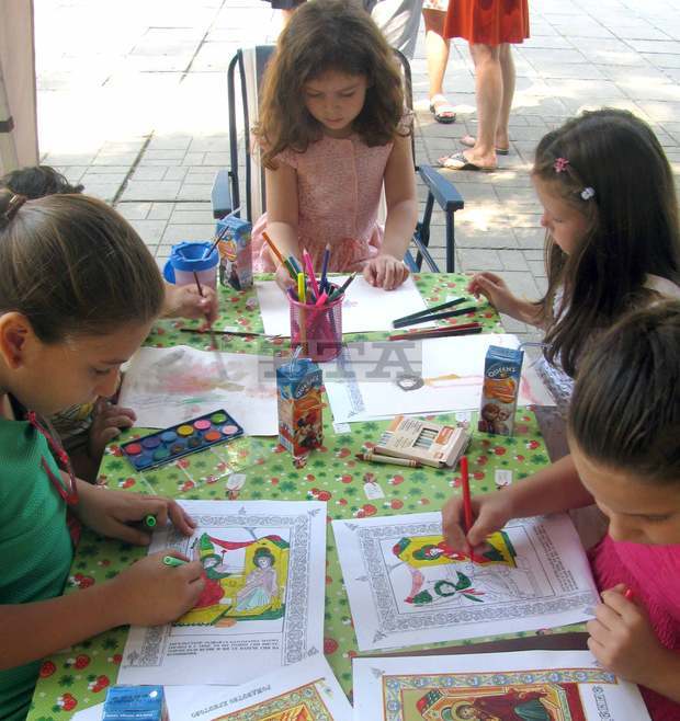 Деца оцветяваха и рисуваха първите си икони в столичния парк "Свети Никола"