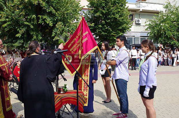 Осветени бяха знамената  на училищата  в Казанлък 