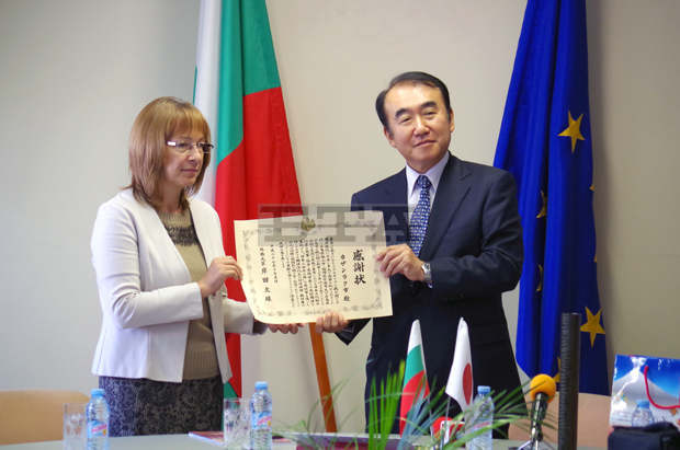 Японският министър на външните работи отличи кмета на Казанлък 