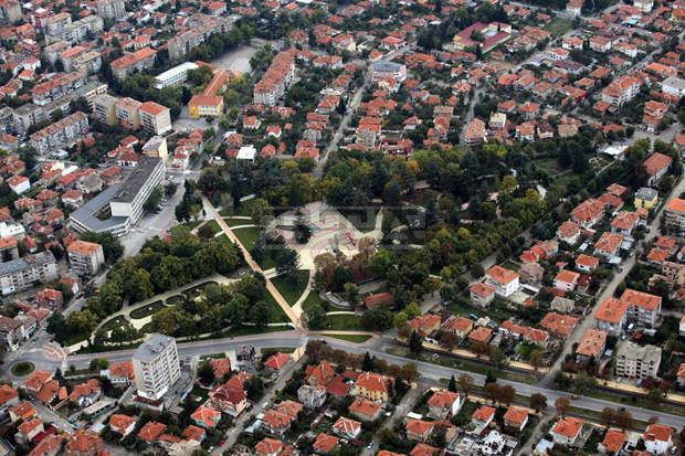 725 са първокласниците в община Казанлък, 8283 е общият брой на учениците в местните училища