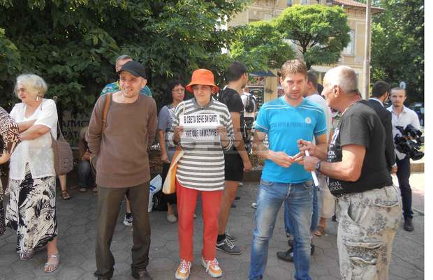 Група жители протестираха пред полицията в Кюстендил срещу "упражнено полицейско насилие"