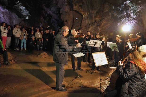 Стотици пяха "Хубава си, моя горо" на традиционния концерт в пещерата "Леденика"
