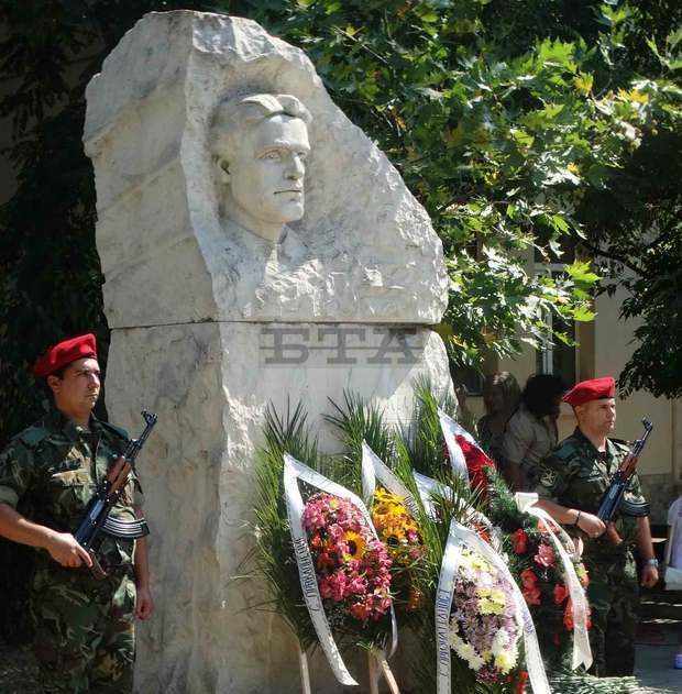 Асеновградчани отбелязаха 178-та годишнина от рождението на Васил Левски Асеновградчани отбелязаха 178-та годишнина от рождението на Васил Левски