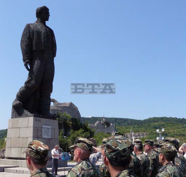 С поднасяне на венци и цветя на паметника на Васил Левски в Ловеч бе отбелязана годишнината от рождението на Апостола С поднасяне на венци и цветя на паметника на Васил Левски в Ловеч бе отбелязана годишнината от рождението на Апостола