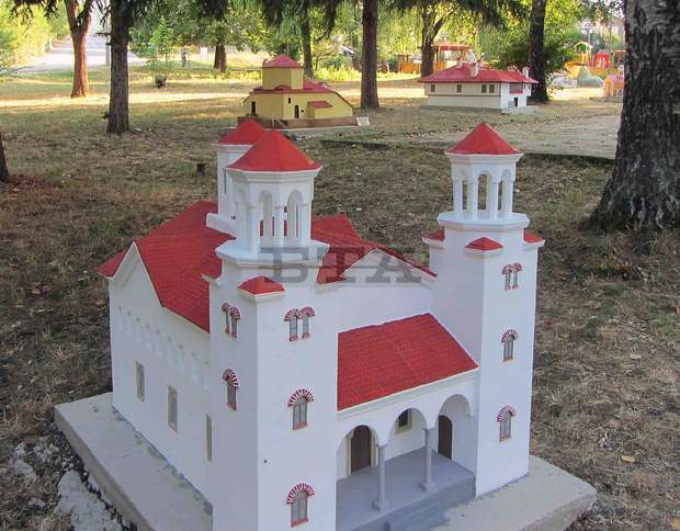 Макети на местни забележителни сгради са изложени в парк "Здравец" в Берковица