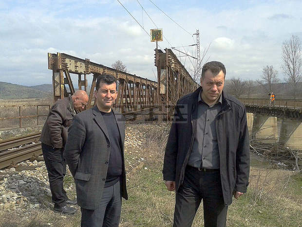Областният управител на Благоевград заедно с експертна комисия направи оглед на железопътния мост при петричкото село Митино Областният управител на Благоевград заедно с експертна комисия направи оглед на железопътния мост при петричкото село Митино