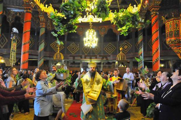 Заедно с Петдесетница в Банско отпразнуваха днес и 180-годишнината от построяването на храма-светиня за града - "Света Троица"