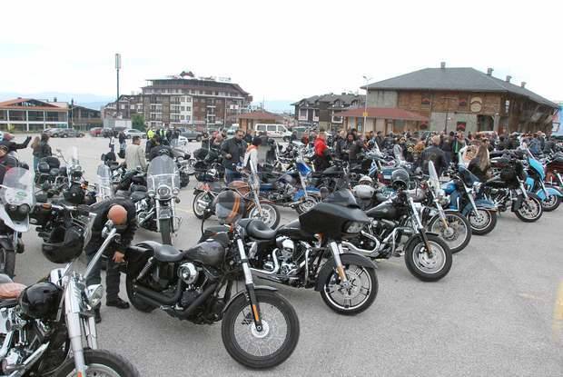 Над 200 мотористи - собственици на мотоциклети от легендарната марка"Харли Дейвидсън", пристигнаха днес в Банско