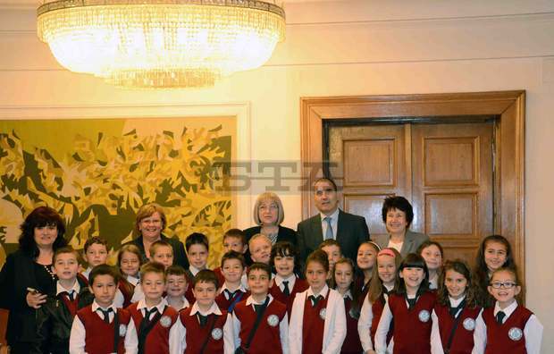 Пернишки ученици  гостуваха в  Народното събрание