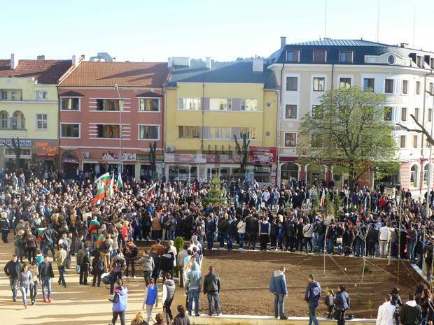 Стотици бяха протестиращите в центъра на Сливен срещу расистки изказвания