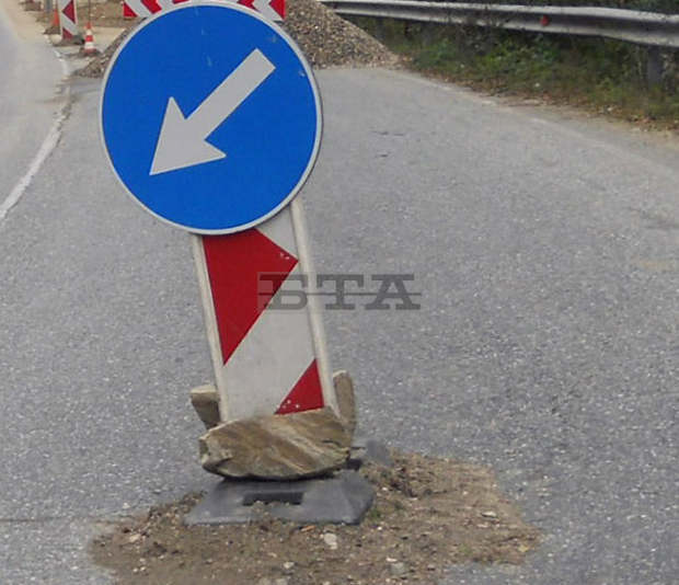 Свлачище ограничава движението по пътя за търговищкото село Александрово Свлачище ограничава движението по пътя за търговищкото село Александрово