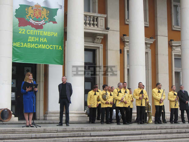 Перничани се поклониха пред паметника на воеводата Кракра