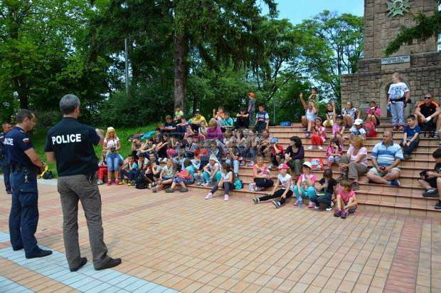 Деца от школа по планинарство се срещнаха с полицаи от РУ-Пещера