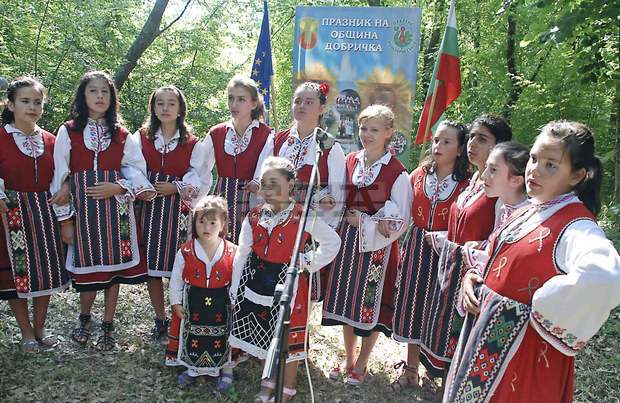 Хор от бесарабското село Бановкаогласи сцената на фолклорния събор"Песни и танци от слънчева Добруджа"