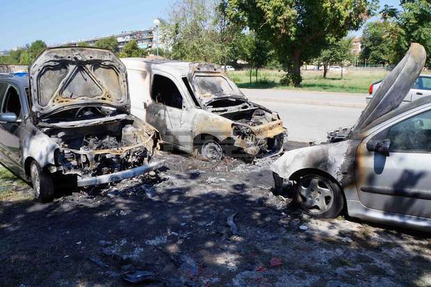 Пет леки автомобила са изгорели снощи в Пловдив