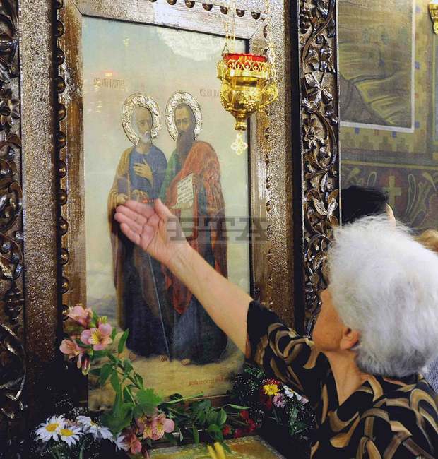 Църквата почита паметта на Светите равноапостоли Петър и Павел, празникъте наречен от народа Петровден