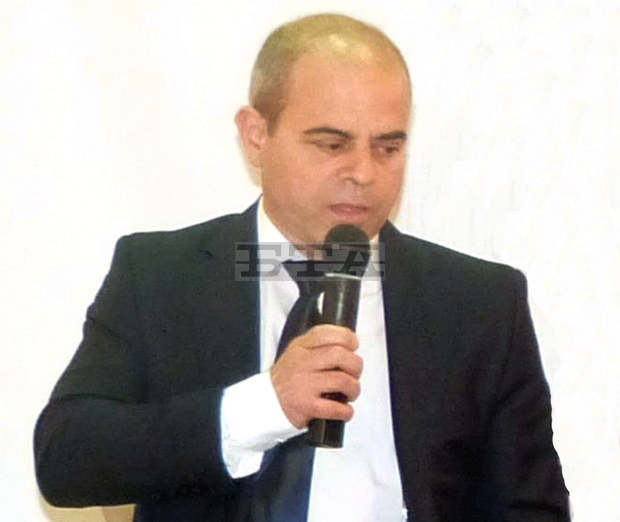 Кметът на Русе е подарил книгата "Паспорт Русе" на абитуриенти 