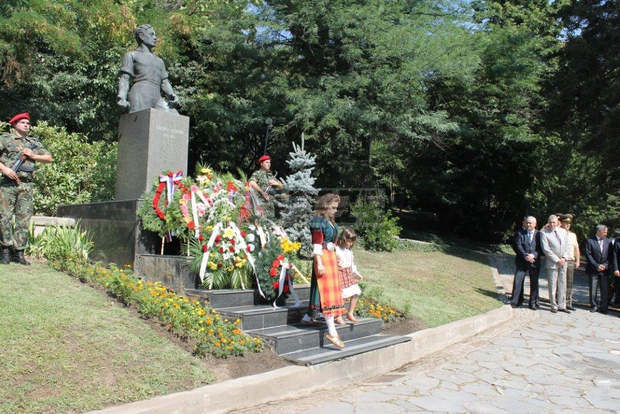 С военен ритуал и цветя в Пловдив отбелязаха 178-та годишнина от рождението на Васил Левски С военен ритуал и цветя в Пловдив отбелязаха 178-та годишнина от рождението на Васил Левски