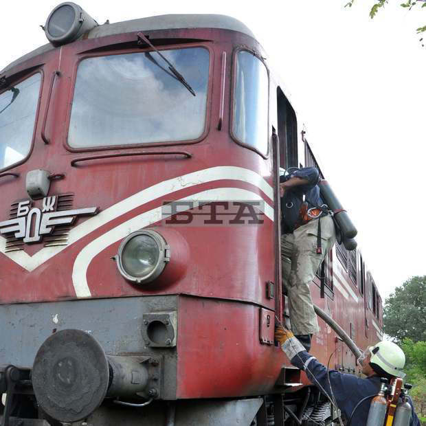 Огнеборци от Белово гасиха локомотив