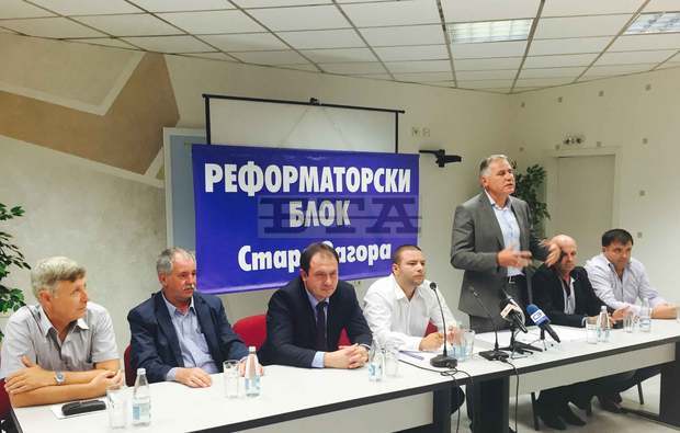 В Стара Загора днес младежите от "Движение България на гражданите" събраха 110 подписа в подкрепа на антикорупционно законодателство