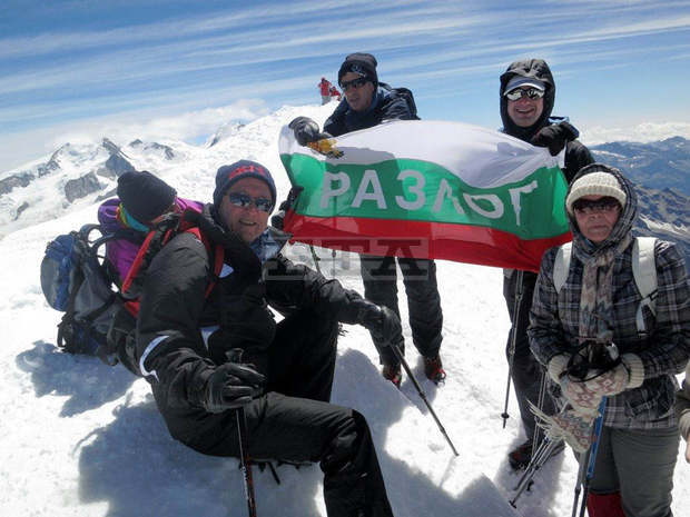 Планинари от Разлог развяха българското знаме на алпийския граничен връх Брайтхорн /4165 м н. в./ между Италия и Швейцария Планинари от Разлог развяха българското знаме на алпийския граничен връх Брайтхорн /4165 м н. в./ между Италия и Швейцария