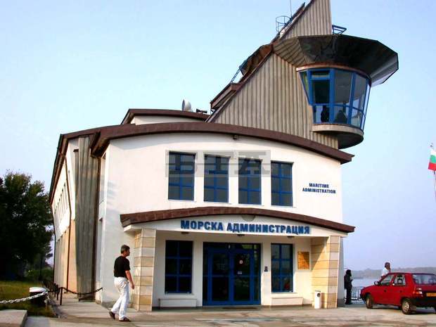 Румънски кораб заседна по река Дунав край Белене