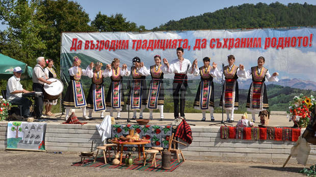 Фолклорен събор "Свидня" събра 300 самодейци край монтанското село Копиловци