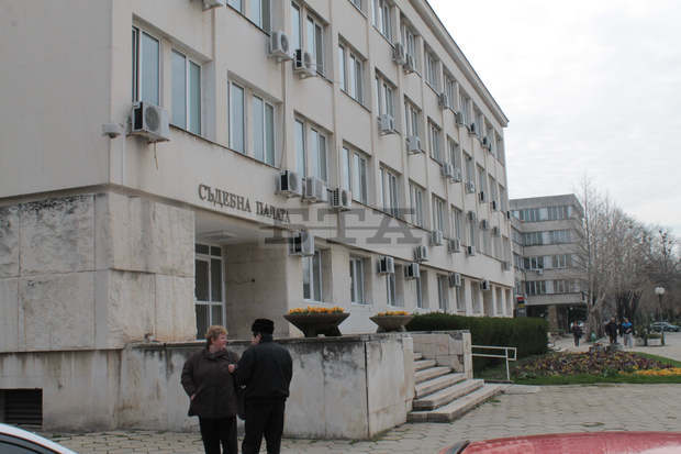 Мярка "домашен арест" постанови Районният съд в Търговище за майката, обвинена, че е пребила дъщеря си