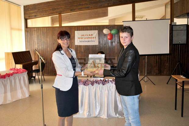 Народният представител от ПП ГЕРБ Даниела Савеклиева бе гост на празника на Детския парламент в Благоевград