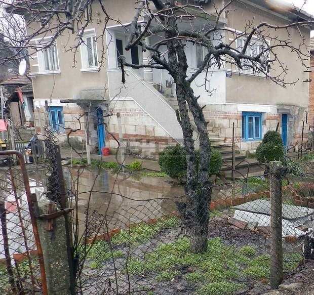 Професорите от Минно-геоложкия университет в София Вили Лилков и Божидар Божинов ще огледат днес свлачището във видинското село Симеоново Професорите от Минно-геоложкия университет в София Вили Лилков и Божидар Божинов ще огледат днес свлачището във видинското село Симеоново