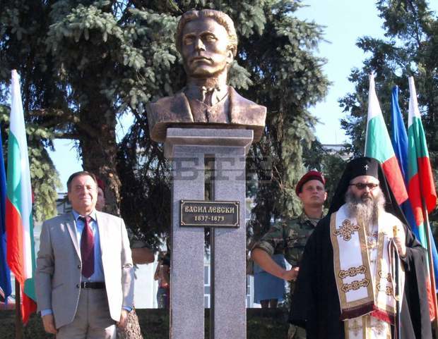 Бюст-паметник на Васил Левски бе открит в центъра на Шумен Бюст-паметник на Васил Левски бе открит в центъра на Шумен