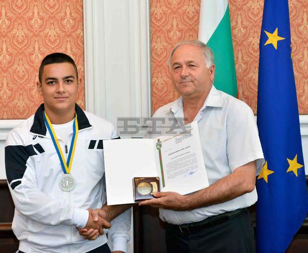 Кметът на Сливен награди ученик,станал европейски вицешампион за кадети по вдигане на тежести