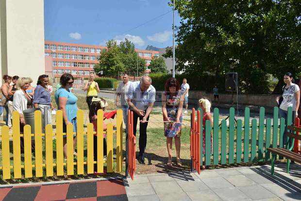 В Сливен бе открита детска площадка, оборудвана с уреди за деца с увреждания