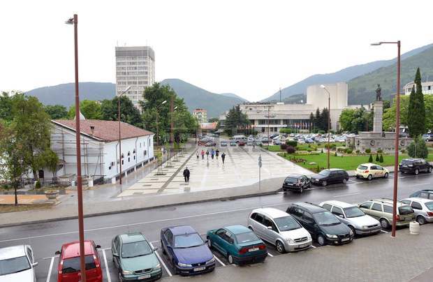 В Сливен електрическите стълбове  се обработват с антиплакатна и антикорозионна боя