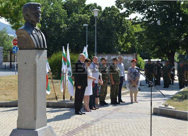 С възпоменателна церемония в Сливенбе отбелязана 178-та годишнинаот рождението на Васил Левски С възпоменателна церемония в Сливенбе отбелязана 178-та годишнинаот рождението на Васил Левски