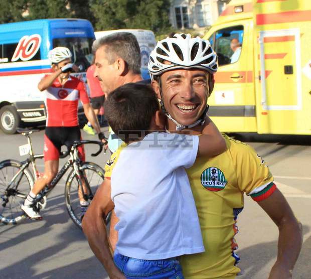 Пред крепостта "Царевец" бяха награденипобедителите  в 64-та Международнаколоездачна обиколка на България