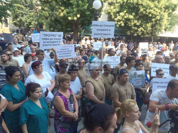 Работодатели организираха протестен митинг срещу очакваното повишение на цената на тока от 1 август Работодатели организираха протестен митинг срещу очакваното повишение на цената на тока от 1 август