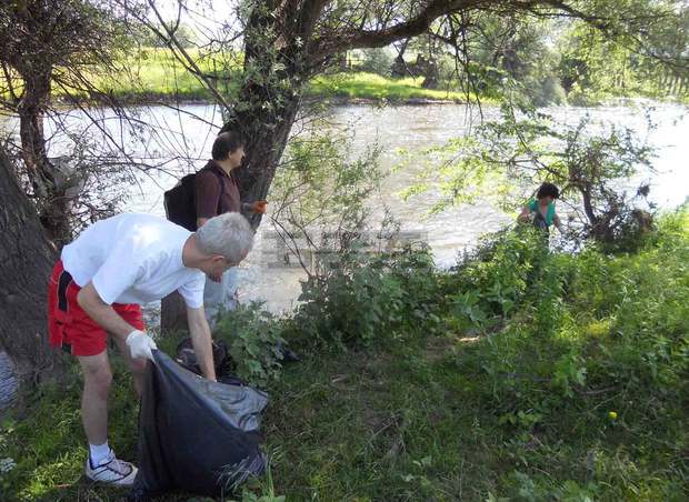 Младежи почистваха коритото на река Струма