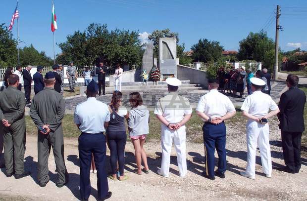 Американски военнослужещи и жители на с. Сухозем почетоха паметта на загинали преди 71 година техни сънародници
