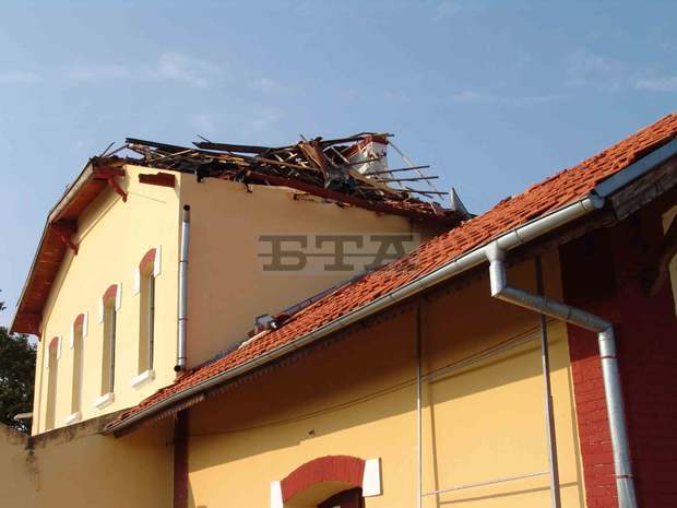 Ураганен вятър и градушка са нанесли сериозни материални щети върху посеви и жилищни сгради в Свищовско