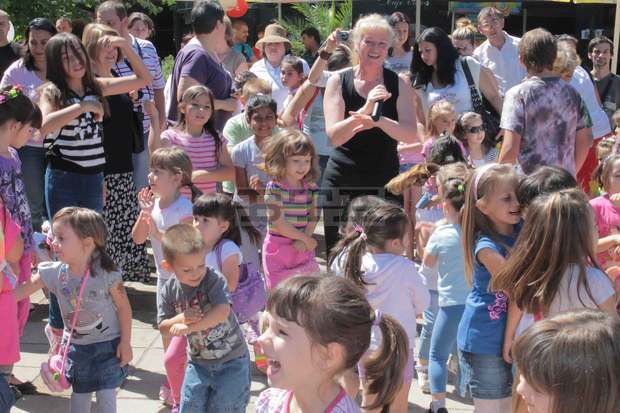 Две политически партии канят децата на Търговище на празник по повод 1 юни