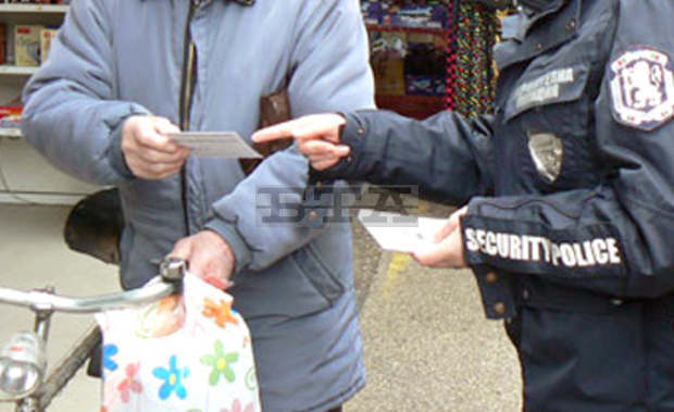 Брошури със съвети за предпазване от телефонни измамници разпространява полицейската дирекция в Монтана Брошури със съвети за предпазване от телефонни измамници разпространява полицейската дирекция в Монтана
