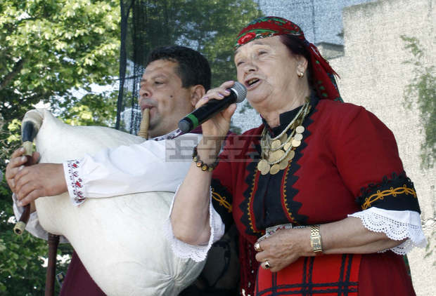 На събор с народни борби, песните на Валя Балканска и гайдаря Петър Янев канят в старозагорското село Сулица